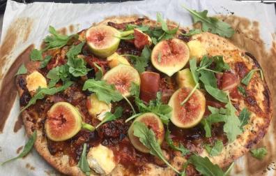 Imagen de la pizza de higos, quesos, jamón y rúcula