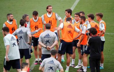 Entrenamiento de la selección española de fútbol antes de que se conociera el positivo por coronavirus de Busquets y Diego Llorente.