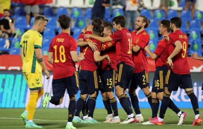 Jugadores de la selección española sub-21 celebran un gol ante Lituania