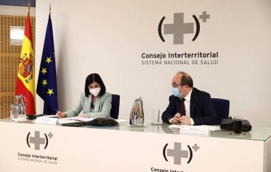 Los ministros de Sanidad, Carolina Darias y de Política Territorial y Función Pública, Miquel Iceta durante la reunión del Consejo Interterritorial de Salud