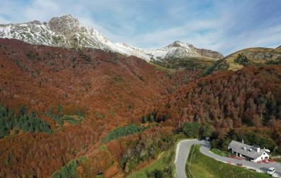 Imagen tomada desde un dron en el paraje situado en el Pirineo navarro, junto a la Venta de Juan Pito, en el que el otoño presenta su máximo esplendor en el Valle de Roncal, donde las hojas de sus árboles, del verde a los ocres, ofrecen un espectáculo en uno de los más bellos parajes del norte de la Comunidad foral.
