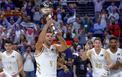El capitán del Real Madrid, Felipe Reyes, levanta junto a sus compañeros el trofeo de la Supercopa Endesa