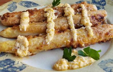 Espárragos rellenos de gambones y huevo con salsa holandesa