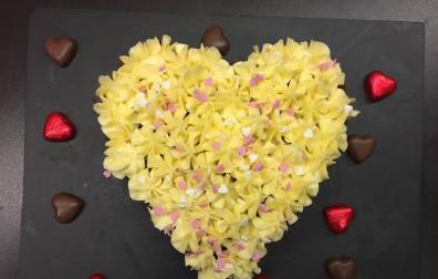 Imagen de la tarta de chocolate y naranja en forma de corazón