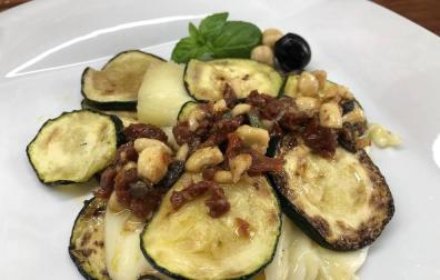 Imagen de los calabacines con queso fundido y picada mediterránea