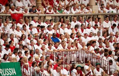 Público asistente a la Plaza de Toros de Pamplona durante la cuarta corrida de la Feria del Toro 2018.