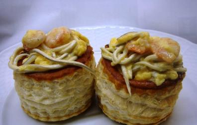 Volovanes rellenos de revuelto de gulas y gambas
