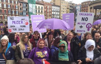 Concentración en la plaza del Castillo de Pamplona por el Día de la Mujer