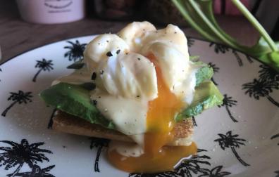 Imagen de los huevos benedictine sobre la tostada de aguacate