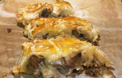 Imagen de la trenza de  hojaldre con pechuga, setas y salsa de nata