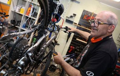 Las ayudas de 50 euros para el arreglo de bicis sobrecargan de trabajo a las tiendas