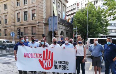 Ciudadanos se concentra en Pamplona contra los indultos del 'procés'