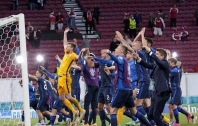 Finlandia congela a una Dinamarca golpeada por el drama de Eriksen