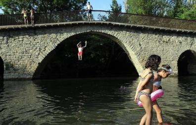 El tiempo veraniego continuará en Navarra en este inicio de semana, con riesgo de que se produzcan algunas tormentas que a partir de la segunda mitad del miércoles serán más intensas, con bajada de temperaturas.