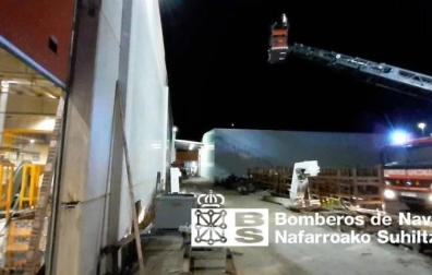 Los bomberos de Tudela durante su intervención en un incendio en la empresa Nano Automotive