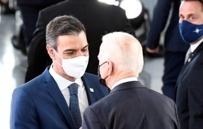 Biden y Sánchez conversan durante 30 segundos en la cumbre de la OTAN
