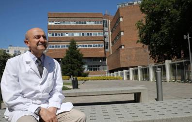 Miguel Ángel Martínez González, fotografiado en la explanada del edificio de Ciencias de la Universidad de Navarra.