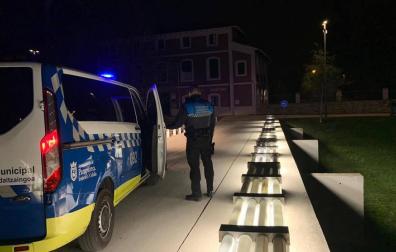 Un agente de la Policía Municipal de Pamplona, en un turno nocturno.