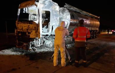 Agentes de la Policía Científica de la Policía Foral fotografían el camión incendiado en Zuasti.
