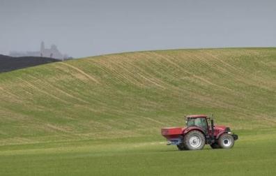 Imagen de archivo de un tractor realizando labores en el campo.
