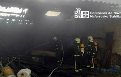 Fotos del incendio de material abandonado en una nave en la avenida del Instituto.