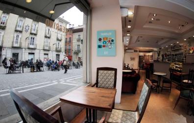 El interior de la hostelería podrá abrir una hora más desde este viernes