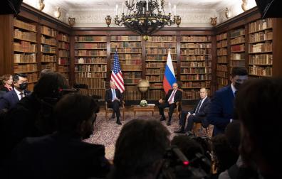 El presidente de los Estados Unidos, Joe Biden, el presidente de Rusia Vladimir Putin, y el Ministro de Exterior de Rusia Sergey Lavrov, durante el encuentro bilateral