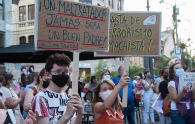 Pancartas contra el padre de Olivia y Anna, las niñas secuestradas en Tenerife por Tomás Gimeno
