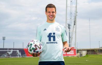 César Azpilicueta sostiene el balón de la Eurocopa, en un momento de la sesión de fotos que realizó para Diario de Navarra en Las Rozas.