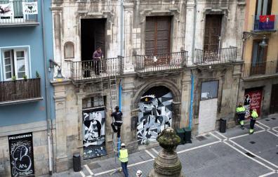 Durante estos días han comenzado los preparativos para realizar los sondeos y el acceso debe realizarse por los balcones, al estar tapiada la planta baja del inmueble desde que fue desalojado de okupas en 2018 la última vez.