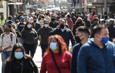 El uso obligatorio de las mascarillas en exteriores tiene los días contados, a tenor del anuncio de ayer del presidente Sánchez.