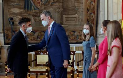 El enfermero del CHN Fernando Gómez Gil recibe la Orden del Mérito Civil
