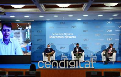 Diego Martínez, de Helphone; José Antonio Cruceira, de la Guardia Civil, y Guzmán Garmendia escuchan la intervención telemática de Alberto Pinedo, de Microsoft.