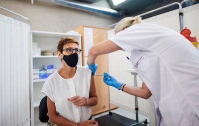 María Chivite recibe la primera dosis de la vacuna contra el coronavirus