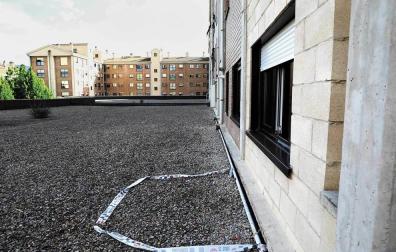 La niña cayó desde el último piso de la imagen de la izquierda hasta la cubierta del porche, hasta el lugar marcado por la cinta policial.