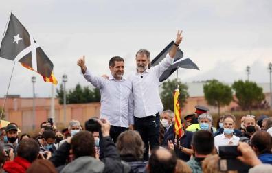 Los presos del procés han abandonado la cárcel pasadas las 12.00 horas de este miércoles después de que el Tribunal Supremo ha ordenado su excarcelación en aplicación del indulto parcial del Gobierno, que conmuta el tiempo que les quedaba por cumplir de las penas de entre nueve y trece años de prisión.