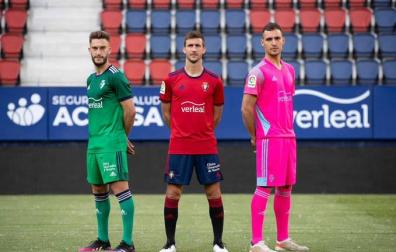 Osasuna ha presentado este miércoles la que será su primera equipación de cara a la próxima temporada 21/22, el capitán Oier Sanjurjo la ha anunciado en El Sadar.