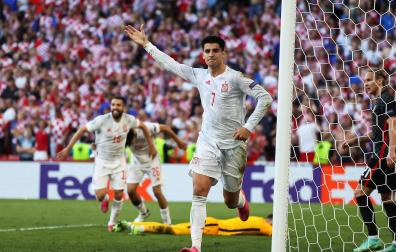 Álvaro Morata celebra el 3-4 que adelantaba a España en la primera parte de la prórroga