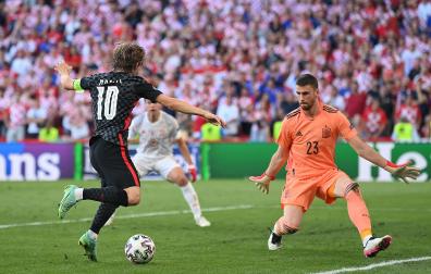 Unai Simón en una acción del encuentro ante Croacia