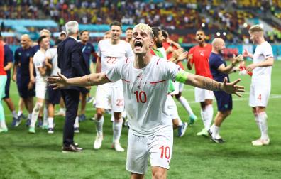 El capitán de Suiza, Granit Xhaka, celebra con su afición el pase a cuartos tras derrotar a Francia