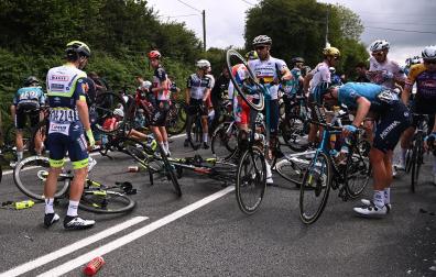 Imagen de la caída masiva en la primera etapa del Tour