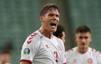 El danés Jannik Vestergaard celebra el triunfo de su selección en cuartos de final