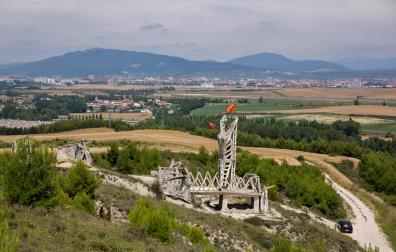 Vista de los terrenos entre Noáin y Esquíroz donde tuvo lugar la batalla y donde está el monumento que realizó José Ulibarrena
