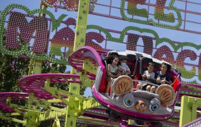 Un grupo de niños disfruta de las subidas y bajadas del Súper Ratón, una de las atracciones que se han estrenado en Pamplona este año.