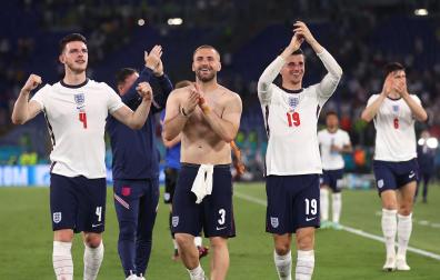 Jugadores ingleses celebrando el pase a semifinales tras derrotar a Ucrania