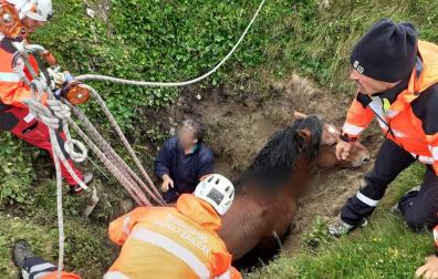 Rescate del caballo atrapado.