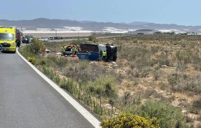 Imagen del accidente; a la izq. el coche de la familia navarra, a la derecha el pequeño camión volcado