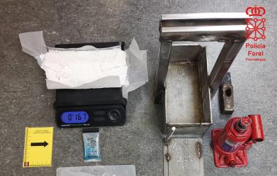 Prensa hidráulica y parte de la droga incautada