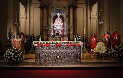Misa solemne presidida por Francisco Pérez y con presencia del cabildo catedralicio.