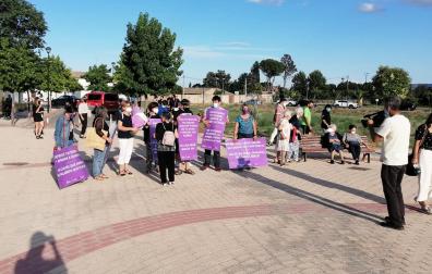 Vecinos de Murchante se concentraron este miércoles, 7 de julio, para mostrar su repulsa por el asesinato de una mujer en la localidad.